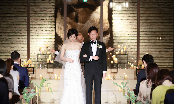 〈ナイトウェディング〉 キャンドルで輝くドレス姿