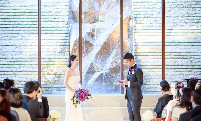 〈大人ウェディング〉 ロイヤルブルーが上品に華やぐ空間