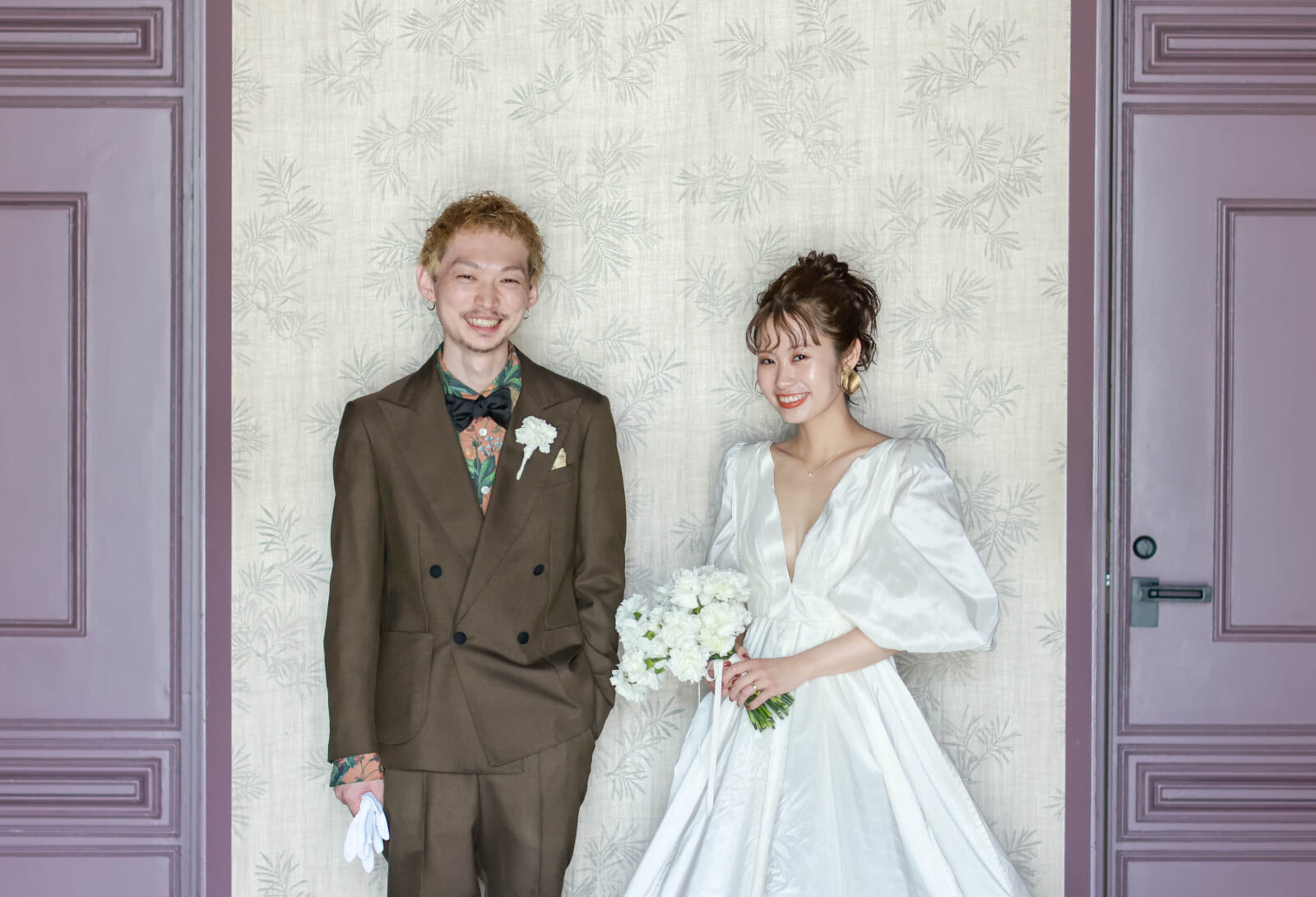 〈2022年8月レポート〉マリーゴールドに囲まれたトレンド感溢れる『ナチュラルウェディング』